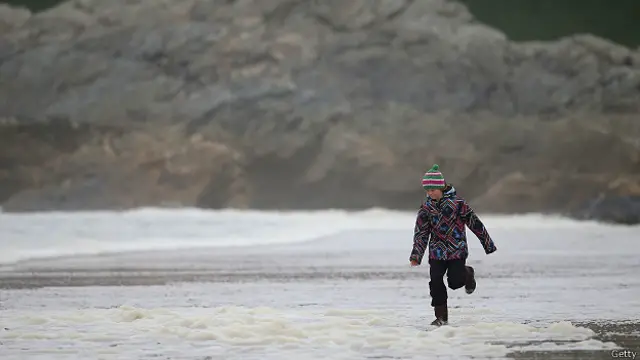 Мальчик бежит по берегу в Корнуэлле