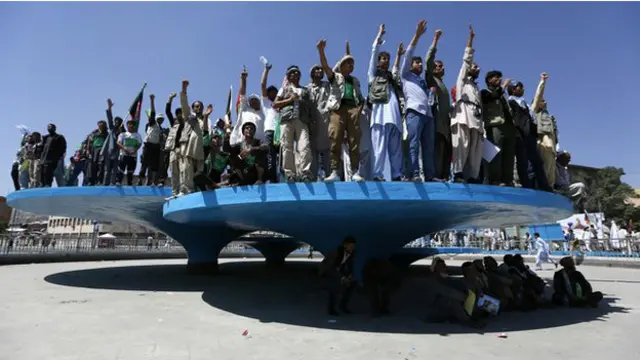 د عبدالله عبدالله پلویانو لاریونونه وکړل او ادعایې کوله چې په ټاکنو کې درغلي شوې ده