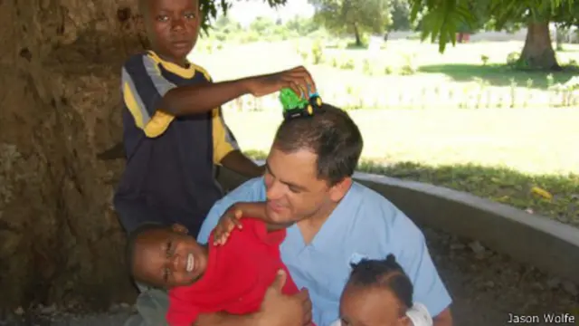 Wolfe también pasa tiempo con niños de Haití.