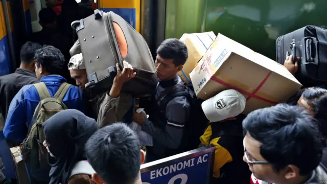 Penumpang Stasiun Senen 