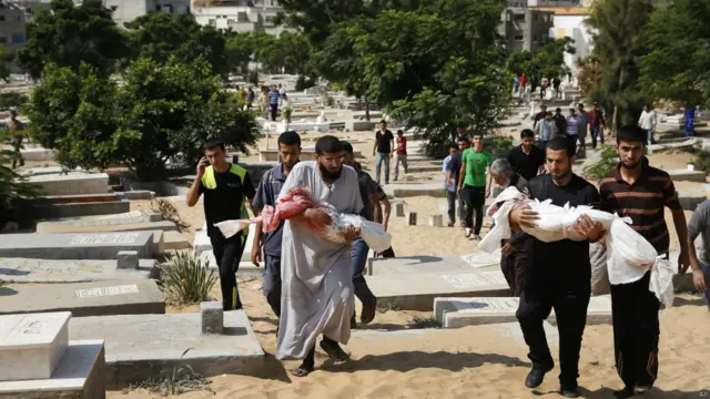 ده‌ها هزار فلسطینی از خانه‌های خود گریخته . در مدارس سازمان ملل پناه گرفته‌اند