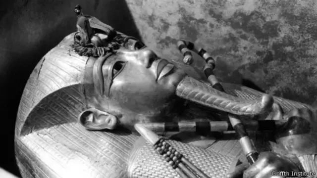 السطح الخارجي لتابوت توت عنخ آمون