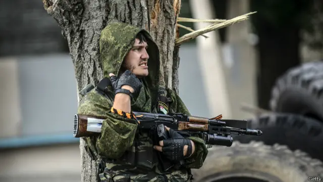 Москва последовательно отрицает оказание помощи вооруженным сепаратистам на востоке Украины