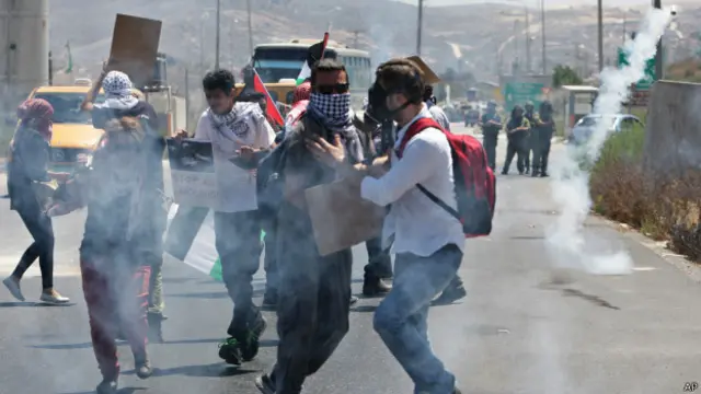 वेस्ट बैंक में प्रदर्शन करते फ़लस्तीनी