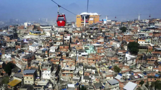 Teleférico sobre el complejo de favelas de Alemão.