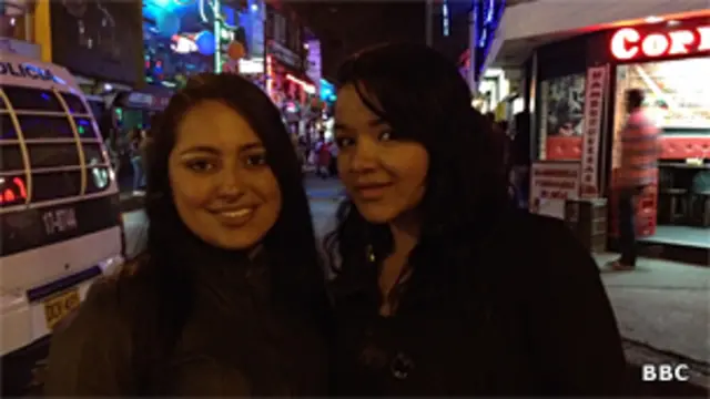 Mayra y Carolina en la "Cuadra Alegre"