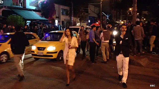 Una típica escena del final de la noche en la "zona rosa" bogotana: miles de personas disputándose los pocos taxis disponibles.