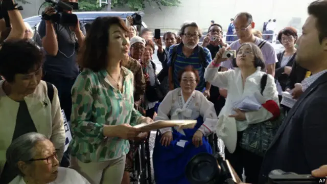 敦促日本向慰安妇道歉的韩国团体向东京官员递交显示二战日军强征慰安妇的文件（02/06/2014）