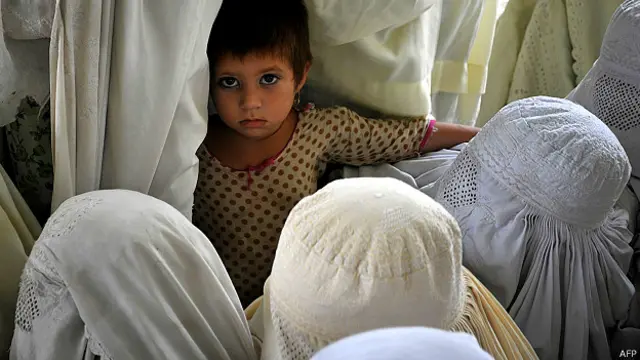 पाकिस्तान के वज़ीरीस्तान के एक राहत शिविर में एक बच्ची.