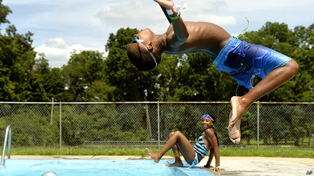 न्यूकैसल में अस्थमा पीड़ित बच्चों के लिए आयोजित शिविर में एक बच्चा