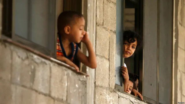 جنگ کی وجہ سے غزہ میں بسنے والے لوگوں کے لیے 40 فیصد علاقہ ’نوگو‘ یا ممنوعہ علاقہ بن گیا ہے اور شہریوں کی خوراک کا ذخیرہ تیزی سے ختم ہو رہا ہے۔