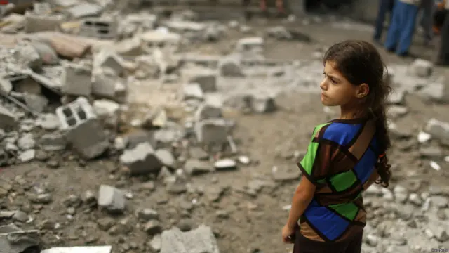 جب بیت الحین میں واقع سکول توپ کے گولوں کی زد میں آیا تو اس وقت وہاں سینکڑوں فلسطینی موجود تھے۔ غزہ میں اسرائیلی آپریشن شروع ہونے کے بعد ایک لاکھ سے زیادہ فلسطینیوں نے اقوام متحدہ کے زیر اہتمام عمارتوں میں پناہ لے رکھی ہے۔