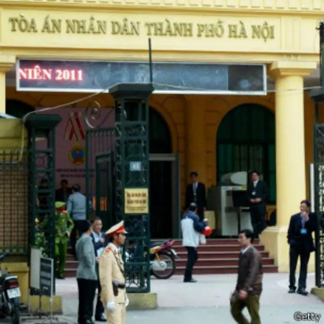 Tòa án thuộc hệ thống tư pháp 'không được quyền' mạnh hơn bên hành pháp