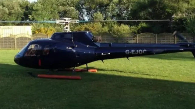 孿生姐妹,16歲的艾麗和菲恩「從天而降」,租用的直升機直接降落在學校的草坪上。