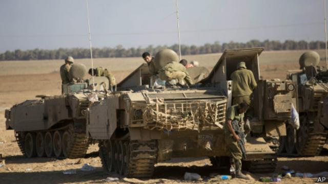 Militares israelíes frente a la Franja de Gaza