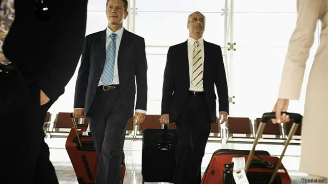 Бизнесмены в строгих костюмах в аэропорту