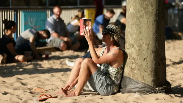 图辑：烈日当空 英人消暑忙