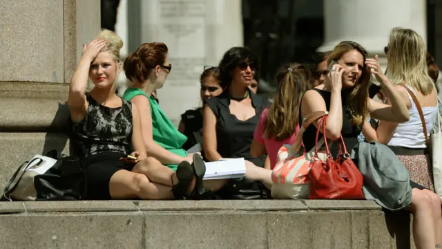 图辑：烈日当空 英人消暑忙