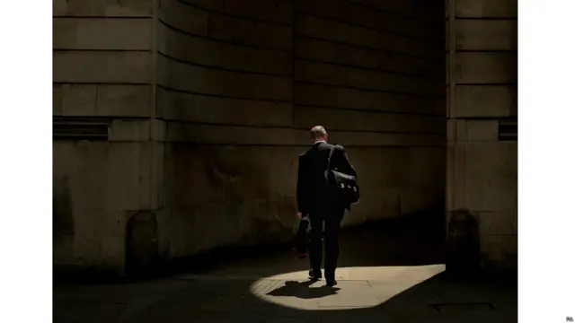 图辑：烈日当空 英人消暑忙