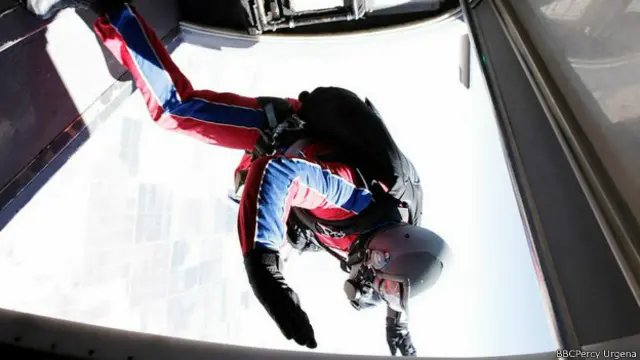 El aventurero Andy Torbet de la Operación Cloud Lab se tiró de un avión que volaba a 8 kms. de altura para tratar de recolectar muestras de las bacterias que viven por las nubes. 