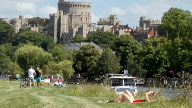 图辑：烈日当空 英人消暑忙