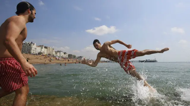 图辑：烈日当空 英人消暑忙