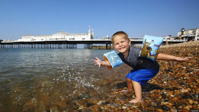 图辑：烈日当空 英人消暑忙