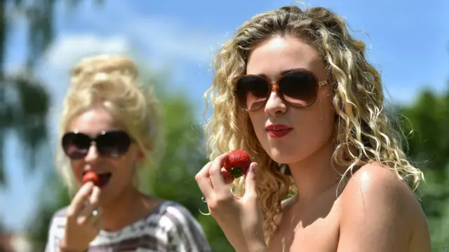 图辑：烈日当空 英人消暑忙