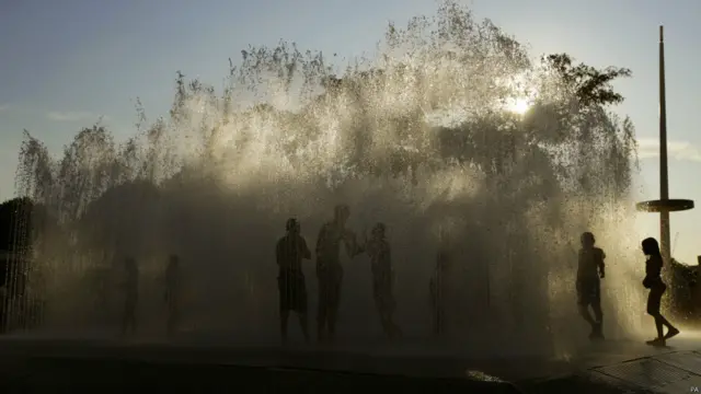 图辑：烈日当空 英人消暑忙