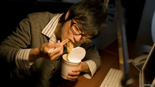 ينصح بأن يتبع العاملون بنظام النوبات نظاما غذائيا صحيا متوازنا