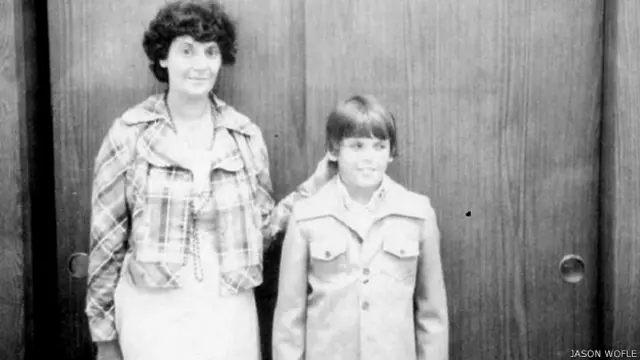 मां के साथ जेसन वॉल्फ