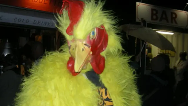 埃娃说，许多人对她的“奇装异服”的反应是视而不见，该干什么干什么，很经典的英国反应。