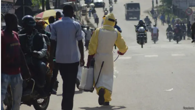 Funcionario de salud con un espray desinfectante en Kenema, Sierra Leona.
