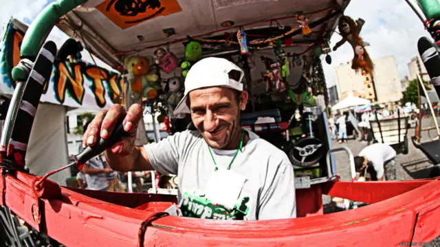 Movimento de grafite Pimp My Carroça completa dois anos na tentativa de tirar coletores de lixo da 'invisibilidade'.