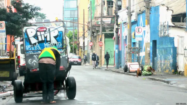 Movimento de grafite Pimp My Carroça completa dois anos na tentativa de tirar coletores de lixo da 'invisibilidade'.