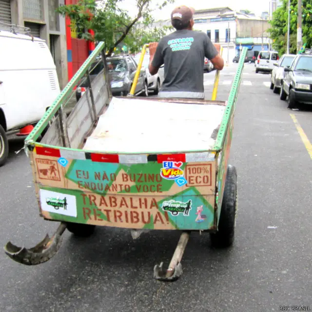 Movimento de grafite Pimp My Carroça completa dois anos na tentativa de tirar coletores de lixo da 'invisibilidade'.
