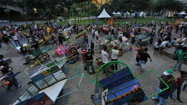 Movimento de grafite Pimp My Carroça completa dois anos na tentativa de tirar coletores de lixo da 'invisibilidade'.