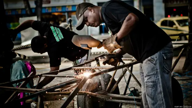Movimento de grafite Pimp My Carroça completa dois anos na tentativa de tirar coletores de lixo da 'invisibilidade'.