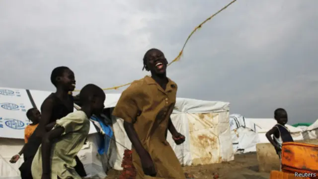 Чёрные дети в лагере для беженцев