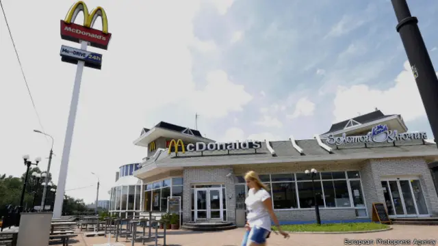 Mujer camina frente a establecimiento de McDonald's cerrado en Donestk, Ucrania.