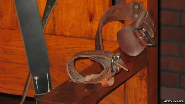 不再使用的死刑電椅的扶手 