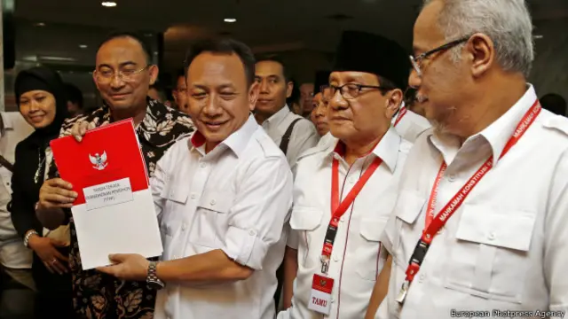 El candidato presidencial perdedor, Prabowo Subianto, con el certificado de la demanda.