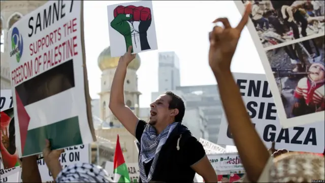 معترضان به حمله نظامی اسرائیل در نوار غزه، روز ۲۵ ژوئیه در شهر دوربان آفریقای جنوبی راهپیمایی کردند