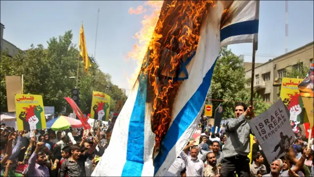 در راهپیمایی روز قدس در تهران، پرچم اسرائیل به آتش کشیده شد