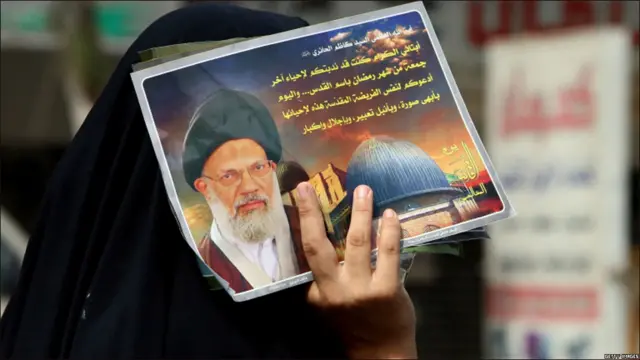 یک زن شیعه عراقی در جریان راهپیمایی روز قدس در بغداد، پایتخت عراق، پوستر یکی از مراجع شیعه ایرانی را در دست دارد