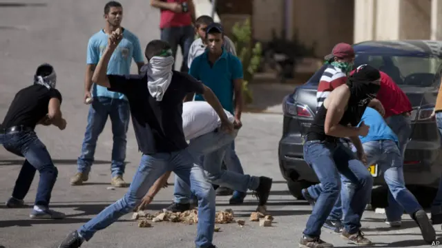 فلسطینی حکام کا کہنا ہے کہ غرب اردن کے شہر رام اللہ میں ہزاروں فلسطینیوں نے غزہ پر اسرائیل کے حملوں کے خلاف مظاہرے کیے