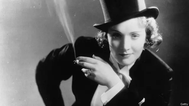 Марлен Дитрих курит в смокинге