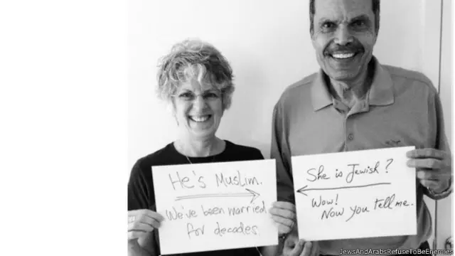 'Ele é muçulmano', 'Ela é judia', "Somos casados há décadas", "Uau! Agora me diga", dizem os cartazes 