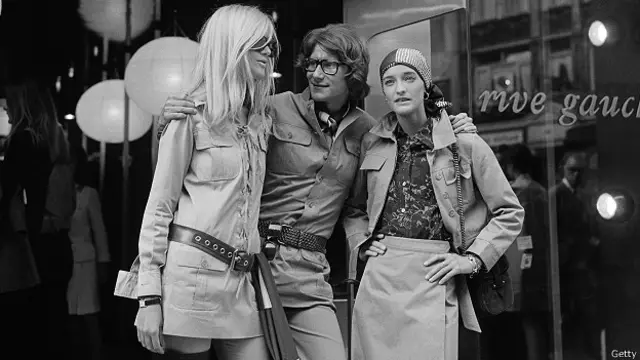 Ив Сен-Лоран в окружении моделей