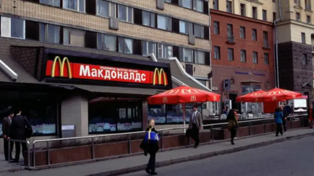 مک‌دونالد با ۴۰۰ شعبه در روسیه که اولین آن سال ۱۹۹۰ میلادی تاسیس شد در آن کشور طرفداران زیادی دارد